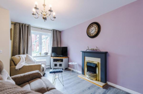 Manchester comfortable 3 bedroom house, Free parking, WiFi & Disneyplus